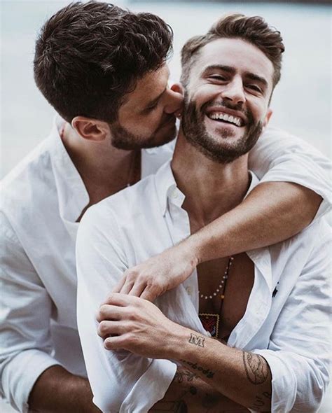 videos beso|hombres besando a otro hombre.